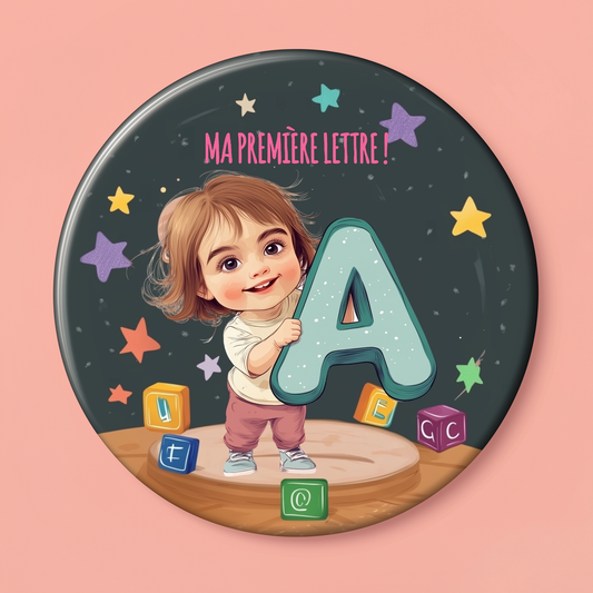 Badge Série Première fois - Fille - Ma première lettre