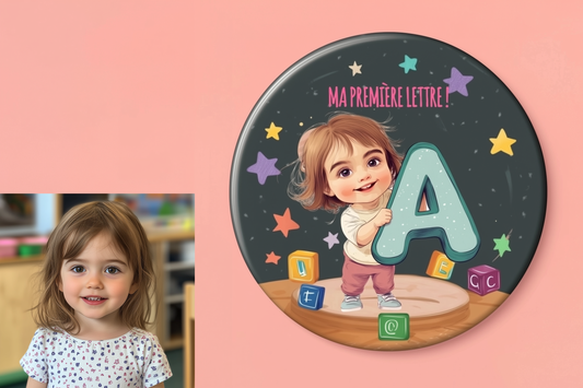 Badge Série Première fois - Fille - Ma première lettre
